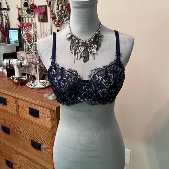 😺 Dark Blue and Silver Bra By Victoria’s Secret like new it is a 38C - Picture 1 of 2